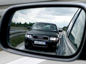 Grob verkehrswidrig und r&uuml;cksichtslos: Ein Autofahrer hat einen anderen Verkehrsteilnehmer mit Tempo 200 rechts &uuml;berholt, dann geschnitten und gerammt. Die Polizei sucht Zeugen. Symbolfoto: Patrick Pleul/dpa-Zentralbild/dpa