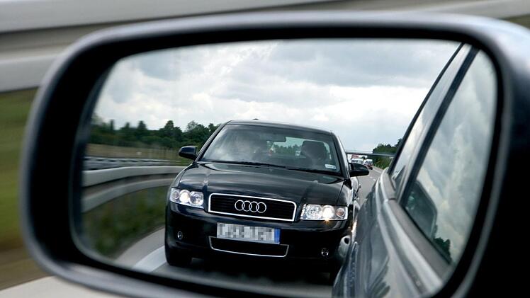Grob verkehrswidrig und r&uuml;cksichtslos: Ein Autofahrer hat einen anderen Verkehrsteilnehmer mit Tempo 200 rechts &uuml;berholt, dann geschnitten und gerammt. Die Polizei sucht Zeugen. Symbolfoto: Patrick Pleul/dpa-Zentralbild/dpa