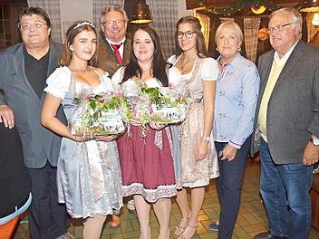 Inthronisierung der Pressiger Weinkönigin (von links): Zweiter Bürgermeister Wolfgang Förtsch (Vorsitzender der AGMP), die neue Weinkönigin Julia Neubauer, Bürgermeister Hans Pietz, Prinzessin Samira Lang, die bisherige Weinkönigin Luisa Neubauer, Anita Swiduruk (Marktgemeinderätin, Schriftführerin AGMP) und Hans Michel (Kassierer der AGMP)  Foto: K.- H. Hofmann