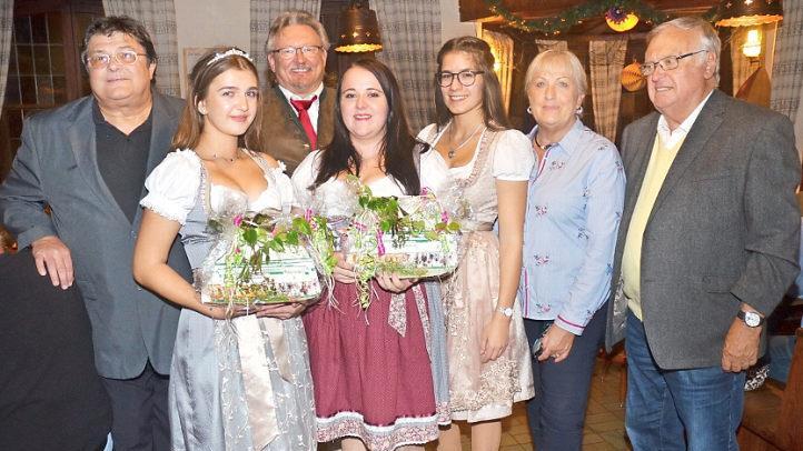Inthronisierung der Pressiger Weinkönigin (von links): Zweiter Bürgermeister Wolfgang Förtsch (Vorsitzender der AGMP), die neue Weinkönigin Julia Neubauer, Bürgermeister Hans Pietz, Prinzessin Samira Lang, die bisherige Weinkönigin Luisa Neubauer, Anita Swiduruk (Marktgemeinderätin, Schriftführerin AGMP) und Hans Michel (Kassierer der AGMP)  Foto: K.- H. Hofmann