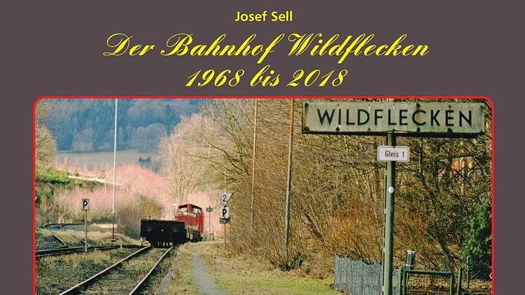 Der wirklich allerletzte Zug verlässt den Bahnhof in   Wildflecken am 4. Februar 2002 .   Danach ist nie mehr ein Zug in Wildflecken angekommen. Das Foto zeigt das Titelbild des Buches, das Josef Sell fotografiert hat.  Repro: Jürgen Lieb