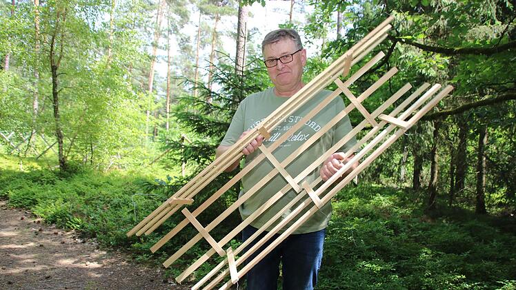 So sieht "Leisti" vor der Montage im Wald aus, gezeigt von Theo Kaiser von der Waldbesitzervereinigung... Foto: Dagmar Besand