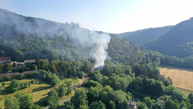 Stadtsteinach: Riesige Rauchwolke an Waldgebiet - Brand löst Großeinsatz aus