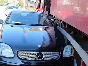 Die Unfallstelle in der engen Kurve in Unterwinterbach. Dort sind am Montagmittag ein Lkw und ein Mercedes SLK kollidiert. Foto: Christian Bauriedel
