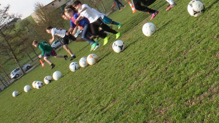 Beim Training zeigen die Kinder vollen Einsatz.  Foto: Robert Huger
