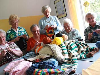 Decken, Mützen, Pullover - die Damen des Strickkreises der evangelischen Kirchengemeinde verstricken jedes noch so kurze Stück Wolle. Routiniert entstehen so Mittel für den guten Zweck. Marianne Müller, Elli Müller, Johanna Bernhard, Mechthild von Czettritz, Hilda Ritter und Hanni Stöck wollen ihre Stücke bald nach Afghanistan spenden. Foto: Carmen Schmitt