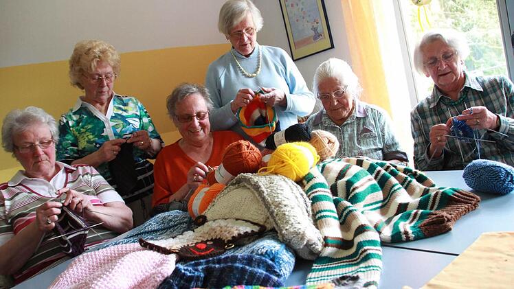 Decken, Mützen, Pullover - die Damen des Strickkreises der evangelischen Kirchengemeinde verstricken jedes noch so kurze Stück Wolle. Routiniert entstehen so Mittel für den guten Zweck. Marianne Müller, Elli Müller, Johanna Bernhard, Mechthild von Czettritz, Hilda Ritter und Hanni Stöck wollen ihre Stücke bald nach Afghanistan spenden. Foto: Carmen Schmitt
