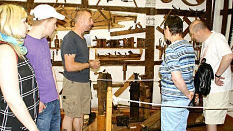 Aus einem reichen Schatz von Handwerkszeug kann Reiner Reitz (Dritter von links) schöpfen, wenn er Besucher des Eltmanner Heimatmuseums zum Thema Handwerk in Eltmann und Umgebung führt.