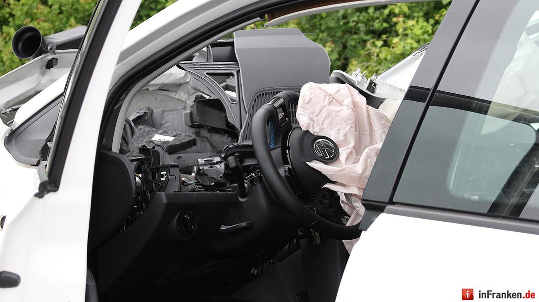 Fahrzeuge kollidieren auf Staatsstrasse