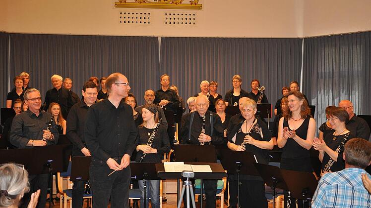 Begeisterter Applaus für Klarinettenchorleiter Stefan Hilger und seine Musiker. Foto: Jacqueline Vera Mihm