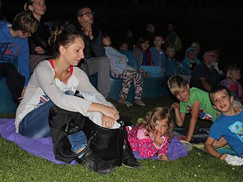 Kino gucken im Gras und ganz vorne - eine tolle Sache Foto: Manja von Nida
