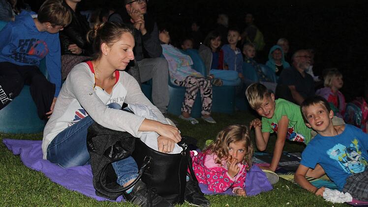 Kino gucken im Gras und ganz vorne - eine tolle Sache Foto: Manja von Nida