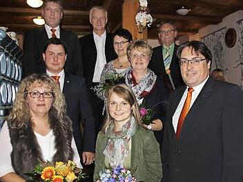Heike Freß, Stefan Lüdecke, Bernd Lutz, Bernd Bindrum, Michaela Pecht, Nadine Schramm, Klaudia Lorz, Günther Stottele und Christian Senff nach der Ehrung im alten Brauhaus in Hemmendorf Foto: Ralf Kestel
