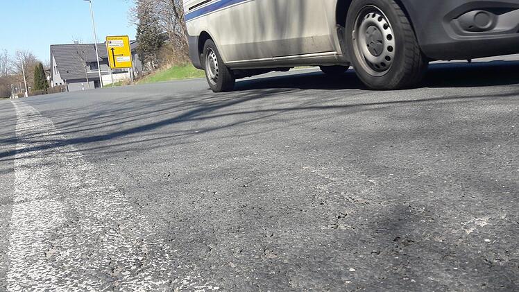 Die Erlanger Straße Richtung bekommt zwischen Berufsschulkreuzung und Hauptendorf einen neuen Belag.  Foto: Bernhard Panzer