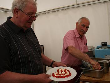 Jürgen Stertz (links) und Robert Friedel kochen für ihre Frauen. Foto: Gabriele Sell