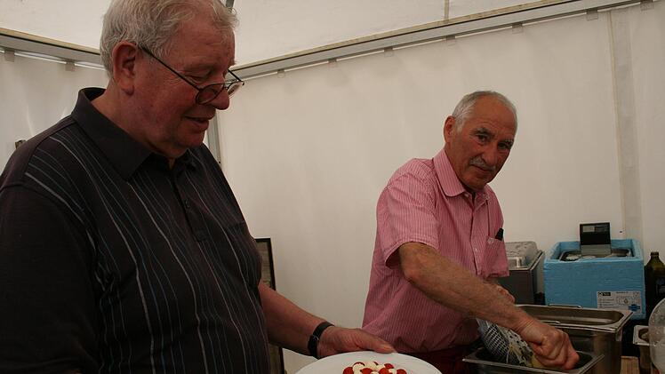 Jürgen Stertz (links) und Robert Friedel kochen für ihre Frauen. Foto: Gabriele Sell