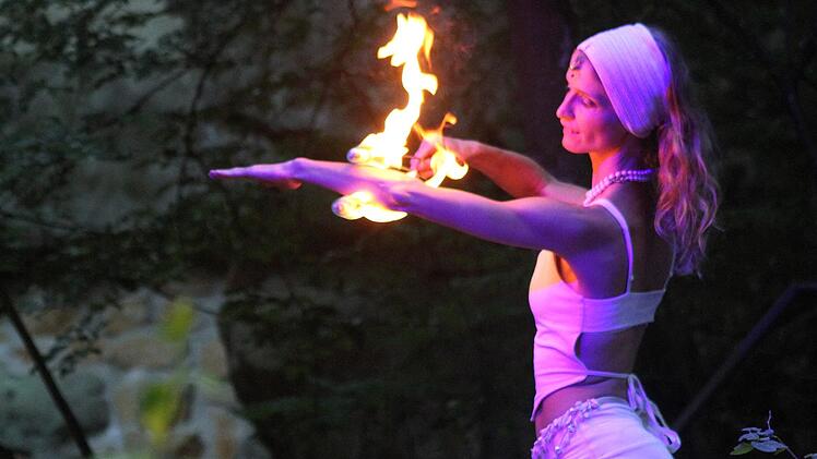 Anne Devries spielte mit dem Feuer. Foto: Sonny Adam