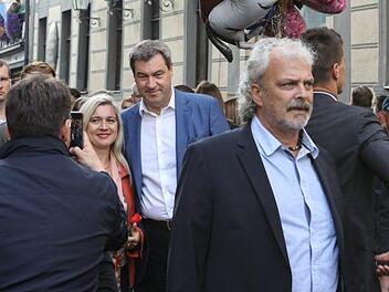 Volksnah und trotzdem streng von seinen Bodyguards beschützt: Markus Söder schaute am Samstagabend auf der Sandkerwa vorbei (hier mit Gesundheitsministerin Melanie Huml).    Foto: Barbara Herbst
