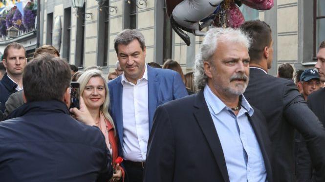 Volksnah und trotzdem streng von seinen Bodyguards beschützt: Markus Söder schaute am Samstagabend auf der Sandkerwa vorbei (hier mit Gesundheitsministerin Melanie Huml).    Foto: Barbara Herbst