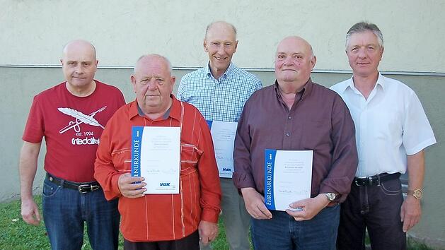 Egbert Mangold, 2. Vorsitzender des VdK-Ortsverbandes Burglauer (von rechts), zeichnete mit Engelbert B&auml;umker, Otmar May, Josef Federlein und dem 1. Vorsitzenden, Wolfgang Tritscher langj&auml;hrige Mitglieder aus.  Foto: Manfred Mellenthin