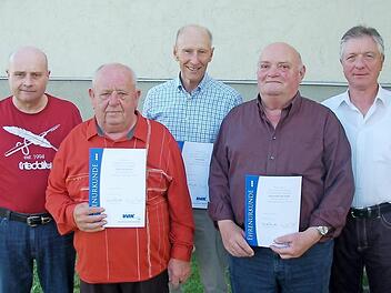 Egbert Mangold, 2. Vorsitzender des VdK-Ortsverbandes Burglauer (von rechts), zeichnete mit Engelbert Bäumker, Otmar May, Josef Federlein und dem 1. Vorsitzenden, Wolfgang Tritscher langjährige Mitglieder aus.  Foto: Manfred Mellenthin