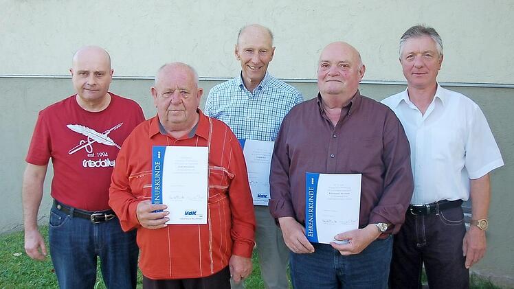Egbert Mangold, 2. Vorsitzender des VdK-Ortsverbandes Burglauer (von rechts), zeichnete mit Engelbert Bäumker, Otmar May, Josef Federlein und dem 1. Vorsitzenden, Wolfgang Tritscher langjährige Mitglieder aus.  Foto: Manfred Mellenthin