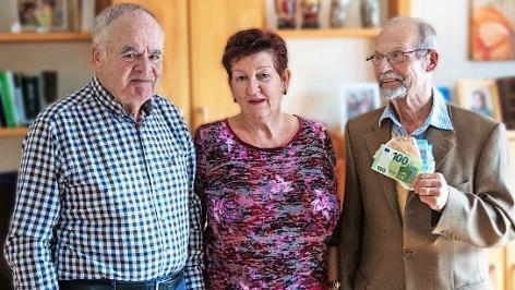 Auf Geschenke verzichtete Roland May (links) anl&auml;sslich seines 75. Geburtstags. Stattdessen bat er um Geldspenden. Den Geldbetrag &uuml;bergaben er und Ehefrau Liane an den regionalen Vertreter der "German Doctors", Albert Rudolph (rechts). Foto: Klaus Gagel