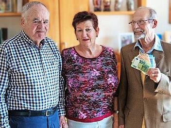 Auf Geschenke verzichtete Roland May (links) anlässlich seines 75. Geburtstags. Stattdessen bat er um Geldspenden. Den Geldbetrag übergaben er und Ehefrau Liane an den regionalen Vertreter der "German Doctors", Albert Rudolph (rechts). Foto: Klaus Gagel