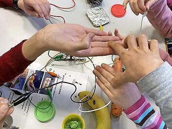 Die Kinder experimentierten, wie sie mit Knete und Bananen Computerspiele steuern können.  Foto: Astrid Hess