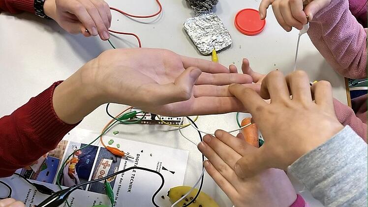 Die Kinder experimentierten, wie sie mit Knete und Bananen Computerspiele steuern können.  Foto: Astrid Hess