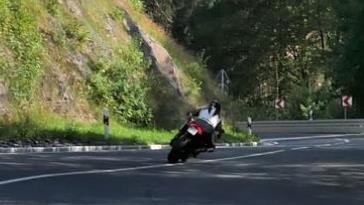 In der Kurve gerät dieser Biker aufgrund seiner Geschwindigkeit auf die Gegenfahrbahn. Foto: Sandra Hackenberg