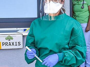 Gut gerüstet: Die Doktorinnen Michaela Düsenberg (vorne) und Beate Reinhardt.  Foto: Petra Malbrich