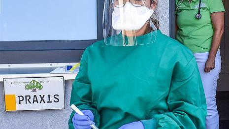 Gut gerüstet: Die Doktorinnen Michaela Düsenberg (vorne) und Beate Reinhardt.  Foto: Petra Malbrich