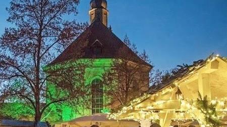 Einen Weihnachtsmarkt wie hier auf dem Altst&auml;dter Kirchplatz kann es zwar in Erlangen wie andernorts nicht geben. Doch es gibt eine abgespeckte Alternative.  Foto: Archiv
