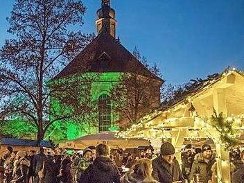 Einen Weihnachtsmarkt wie hier auf dem Altstädter Kirchplatz kann es zwar in Erlangen wie andernorts nicht geben. Doch es gibt eine abgespeckte Alternative.  Foto: Archiv