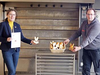 Rotary-Präsidentin Kerstin Sperschneider sowie Rotary-Mitglied Peter Müller hoffen auf eine rege Beteiligung an der Mal-Aktion. Diese richtet sich an die Kindergärten in der Kreisstadt und den Kronacher Ortsteilen.