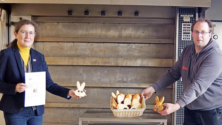 Rotary-Präsidentin Kerstin Sperschneider sowie Rotary-Mitglied Peter Müller hoffen auf eine rege Beteiligung an der Mal-Aktion. Diese richtet sich an die Kindergärten in der Kreisstadt und den Kronacher Ortsteilen.