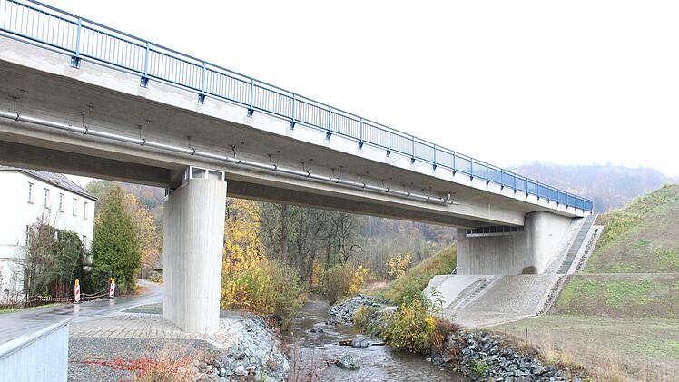 Auf der Umgehung Stadtsteinach laufen die Restarbeiten. Bald wird die Strecke für den Verkehr freigegeben. Foto: Jürgen Gärtner