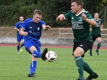 Michael Salzmann (links) vom FC 06 zieht hier ab und Oberschwarzachs Alexander Greß kann nur noch die Augen schließen und auf seinen Schlussmann hoffen. Am Ende half es nichts. Der FC 06 Bad Kissingen gewinnt die Partie mit 3:0. Foto: Hopf
