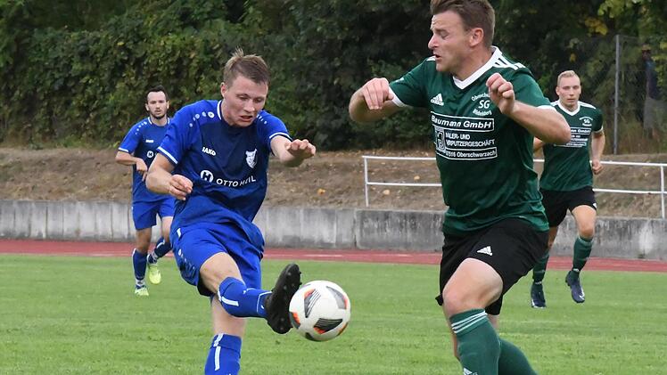 Michael Salzmann (links) vom FC 06 zieht hier ab und Oberschwarzachs Alexander Greß kann nur noch die Augen schließen und auf seinen Schlussmann hoffen. Am Ende half es nichts. Der FC 06 Bad Kissingen gewinnt die Partie mit 3:0. Foto: Hopf