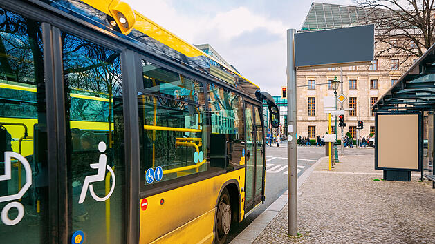 Bus, Bushaltestelle, Auto, &Uuml;berholen