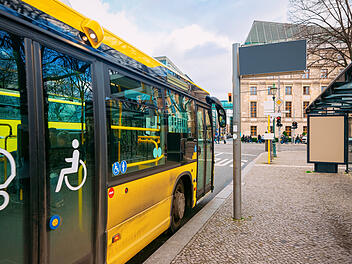 Bus, Bushaltestelle, Auto, &Uuml;berholen