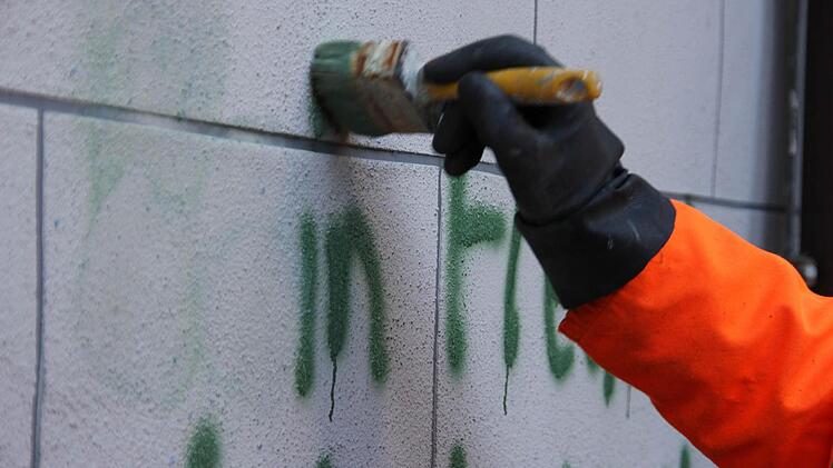 MIt L&ouml;sungsmitteln geht die Farbe zumindest im Ansatz wieder weg.