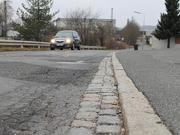 Zu schmal, zu viele Schlaglöcher: Die Birkleite in Ebersdorf bei Coburg ist in einem sehr schlechten Zustand. Foto: Martin Kreklau