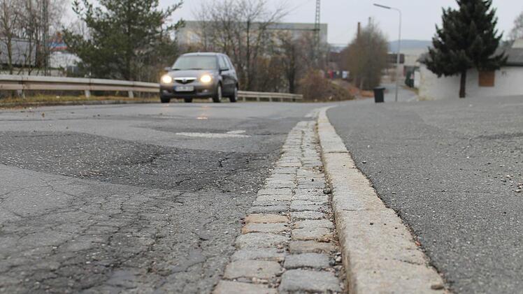 Zu schmal, zu viele Schlaglöcher: Die Birkleite in Ebersdorf bei Coburg ist in einem sehr schlechten Zustand. Foto: Martin Kreklau