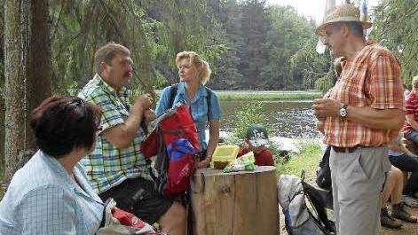Kurzer Zwischenstopp am Spiegelteich. Willi rucker (rechts) hatte auch diesmal eine reizvolle Strecke ausgesucht.