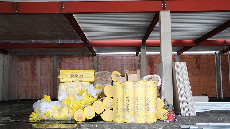 In der Takko-Filiale liegt noch Dämmmaterial.