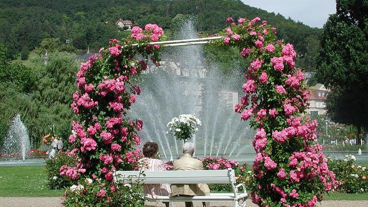 Die Bänke rund um den Springbrunnen sind begehrt.