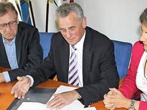 Regionalmanager Willi Fehn, Landrat Oswald Marr, Susanne Faller (von links) vom Regionalmanagement freuen sich über das Pilotprojekt, für das der Landkreis ausgewählt wurde. Foto: Veronika Schadeck