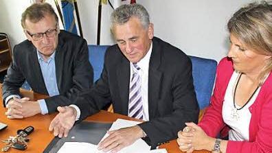 Regionalmanager Willi Fehn, Landrat Oswald Marr, Susanne Faller (von links) vom Regionalmanagement freuen sich über das Pilotprojekt, für das der Landkreis ausgewählt wurde. Foto: Veronika Schadeck